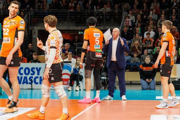 Headcoach Joel Banks erklärt 05BBR den nächsten Spielzug, BRVolleys vs WWK Volleys Herrsching, 1.Bundesliga, 2024_12_29 Berlin Berlin Land Copyright: xFootxBowl ThomasxSobotzkix
