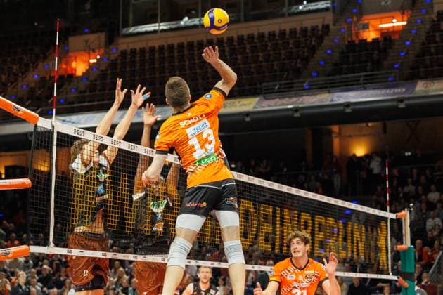 Ruben Schott (BR Volleys, 13) mitz dem Schmetterball am Netz, BRVolleys vs WWK Volleys Herrsching, 1.Bundesliga, 2024_12_29 Berlin Berlin Land Copyright: xFootxBowl ThomasxSobotzkix