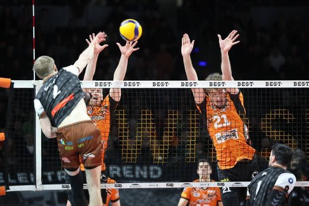 1. Volleyball Bundesliga, Berlin Recycling Volleys vs. WWK Volleys Herrsching Daniel Gruvaeus (WWK Volleys Herrsching, 2) in Angriff gegen den Block von Johannes Tille (BR Volleys, 6) , links, und Tobias Krick (BR Volleys, 21) während der Begegnung im in 1. Volleyball Bundesliga, Berlin Recycling Volleys vs. WWK Volleys Herrsching in Berlin, Max-Schmeling-Halle, am 29.12.2024. Copyright: xBEAUTIFULxSPORTS Frankex