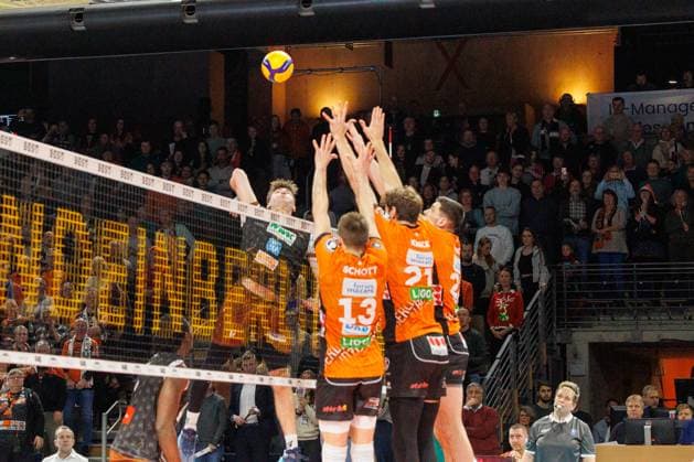 Ruben Schott (BR Volleys, 13), Tobias Krick (BR Volleys, 21) bei der Abwehr, BRVolleys vs WWK Volleys Herrsching, 1.Bundesliga, 2024_12_29 Berlin Berlin Land Copyright: xFootxBowl ThomasxSobotzkix