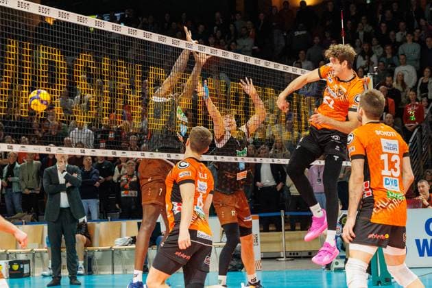 Tobias Krick (BR Volleys, 21) nach seinem Schmetterball, BRVolleys vs WWK Volleys Herrsching, 1.Bundesliga, 2024_12_29 Berlin Berlin Land Copyright: xFootxBowl ThomasxSobotzkix