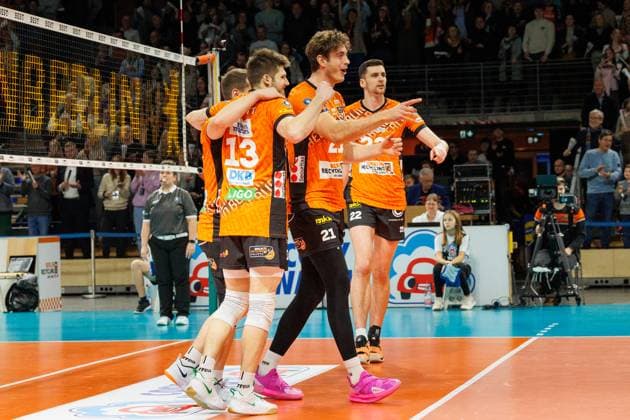 Tobias Krick (BR Volleys, 21) zeigtv Emotionen nach seinem Punkt Gewinn, BRVolleys vs WWK Volleys Herrsching, 1.Bundesliga, 2024_12_29 Berlin Berlin Land Copyright: xFootxBowl ThomasxSobotzkix