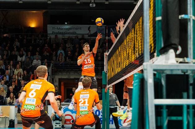 Moritz Reichert (BR Volleys, 15) mit dem Ball am Netz, BRVolleys vs WWK Volleys Herrsching, 1.Bundesliga, 2024_12_29 Berlin Berlin Land Copyright: xFootxBowl ThomasxSobotzkix