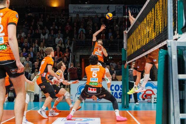 Ruben Schott (BR Volleys, 13)holt zum schnettern aus, BRVolleys vs WWK Volleys Herrsching, 1.Bundesliga, 2024_12_29 Berlin Berlin Land Copyright: xFootxBowl ThomasxSobotzkix