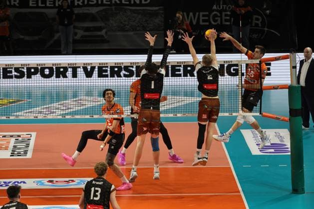 1. Volleyball Bundesliga, Berlin Recycling Volleys vs. WWK Volleys Herrsching Moritz Reichert (BR Volleys, 15) in Angriff gegen den Block von Daniel Gruvaeus (WWK Volleys Herrsching, 2) , rechts und Djordje Ilic (WWK Volleys Herrsching, 1) während der Begegnung im in 1. Volleyball Bundesliga, Berlin Recycling Volleys vs. WWK Volleys Herrsching in Berlin, Max-Schmeling-Halle, am 29.12.2024. Copyright: xBEAUTIFULxSPORTS Frankex