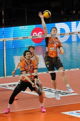 1. Volleyball Bundesliga, Berlin Recycling Volleys vs. WWK Volleys Herrsching Nehemiah Mote (BR Volleys, 5) im Angriff , links Nehemiah Mote (BR Volleys, 5) während der Begegnung im in 1. Volleyball Bundesliga, Berlin Recycling Volleys vs. WWK Volleys Herrsching in Berlin, Max-Schmeling-Halle, am 29.12.2024. Copyright: xBEAUTIFULxSPORTS Frankex
