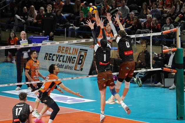 1. Volleyball Bundesliga, Berlin Recycling Volleys vs. WWK Volleys Herrsching Moritz Reichert (BR Volleys, 15) im Angriff gegen den Block von Djordje Ilic (WWK Volleys Herrsching, 1) , links und Filip John (WWK Volleys Herrsching, 6) während der Begegnung im in 1. Volleyball Bundesliga, Berlin Recycling Volleys vs. WWK Volleys Herrsching in Berlin, Max-Schmeling-Halle, am 29.12.2024. Copyright: xBEAUTIFULxSPORTS Frankex