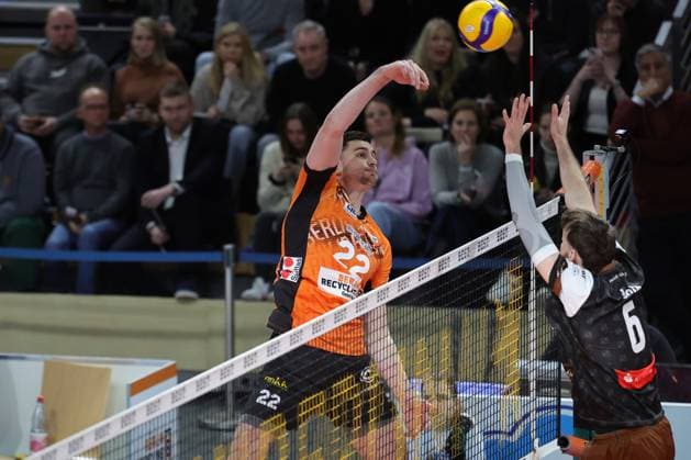 1. Volleyball Bundesliga, Berlin Recycling Volleys vs. WWK Volleys Herrsching v22 in Angriff gegen den Block von Filip John (WWK Volleys Herrsching, 6) während der Begegnung im in 1. Volleyball Bundesliga, Berlin Recycling Volleys vs. WWK Volleys Herrsching in Berlin, Max-Schmeling-Halle, am 29.12.2024. Copyright: xBEAUTIFULxSPORTS Frankex