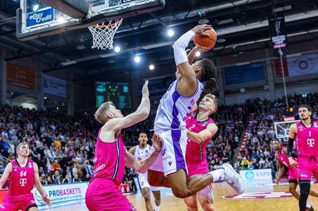 Sport Themen der Woche KW52 Sport Bilder des Tages Kostja Mushidi (BG Göttingen, 33) unter dem Korb, Thomas Kennedy (Telekom Baskets Bonn, 54), Jonathan Baehre (Telekom Baskets Bonn, 01), Samuel Griesel (Telekom Baskets Bonn, 02) Telekom Baskets Bonn vs. BG Goettingen Goettingen, Basketball, easy Credit BBL 14.Spieltag, 2024 2025, 29.12.2024 Telekom Baskets Bonn vs. BG Goettingen, Basketball, easy Credit BBL 14. Spieltag, 2024 2025, 29.12.2024 Bonn *** Kostja Mushidi BG Göttingen, 33 under the basket, Thomas Kennedy Telekom Baskets Bonn, 54 , Jonathan Baehre Telekom Baskets Bonn, 01 , Samuel Griesel Telekom Baskets Bonn, 02 Telekom Baskets Bonn vs BG Goettingen Goettingen, Basketball, easy Credit BBL 14 Matchday, 2024 2025, 29 12 2024 Telekom Baskets Bonn vs BG Goettingen, Basketball, easy Credit BBL 14 Matchday, 2024 2025, 29 12 2024 Bonn Copyright: xEibner-Pressefoto GerhardxWingenderx EP_GWR