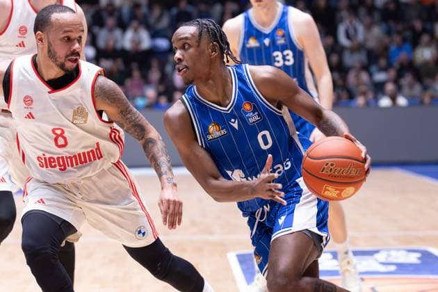 Sport Themen der Woche KW52 Sport Bilder des Tages Frankfurt Skyliners - FC Bayern München Basketball, easy-Credit BBL Malik Parsons (Frankfurt Skyliners, 0) ziueht an Shabazz Napier (FC Bayern Basketball, 8) vorbei. easyCredit-BBL-Spiel zwischen den Frankfurt Skyliners und dem FC Bayern München Basketball am 29. Dezember 2024 in der Süwag Energie ARENA in Frankfurt am Main., Frankfurt am Main Hessen Deutschland Süwag Energie ARENA *** Frankfurt Skyliners FC Bayern Munich Basketball, easy Credit BBL Malik Parsons Frankfurt Skyliners, 0 ziueht an Shabazz Napier FC Bayern Basketball, 8 vorbei easyCredit BBL Spiel zwischen den Frankfurt Skyliners und FC Bayern München Basketball am 29 Dezember 2024 in der Süwag Energie ARENA in Frankfurt am Main , Frankfurt am Main Hessen Deutschland Süwag Energie ARENA