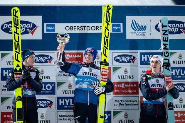 Bilder des Jahres 2024, Sport 12 Dezember Sport Themen der Woche KW52 Sport Bilder des Tages KRAFT Stefan (Oesterreich) jubelt bei der Siegerehrung auf dem Podium ueber den Sieg, daneben HOERL Jan (Oesterreich), TSCHOFENIG Daniel (Oesterreich), GER, FIS Viessmsann Skisprung Weltcup, Vierschanzentournee Auftaktspringen Oberstdorf, Wettkampf Einzelspringen, Saison 2024 2025, 29.12.2024 GER, FIS Viessmsann Skisprung Weltcup, Vierschanzentournee Auftaktspringen Oberstdorf, Wettkampf Einzelspringen, Saison 2024 2025, 29.12.2024 Oberstdorf *** KRAFT Stefan Oesterreich celebrates his victory on the podium at the award ceremony, next to him HOERL Jan Oesterreich , TSCHOFENIG Daniel Oesterreich , GER, FIS Viessmann Ski Jumping World Cup, Four Hills Tournament opening competition Oberstdorf, Individual ski jumping competition, 2024 2025 season, 29 12 2024 GER, FIS Viessmann Ski Jumping World Cup, Four Hills Tournament opening competition Oberstdorf, Individual ski jumping competition, 2024 2025 season, 29 12 2024 Oberstdorf Copyright: xEibner-Pressefoto Memmlerx EP_MMR