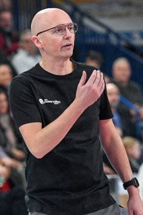 Christophe Achten (Head Coach Powervolleys Düren) gibt Anweisungen, gestikuliert, mit den Armen gestikulieren, gives instructions, gesticulate, 29.12.2024, Düren (Deutschland), Volleyball, 1. Bundesliga Männer, SWD Powervolleys Düren - ASV Dachau