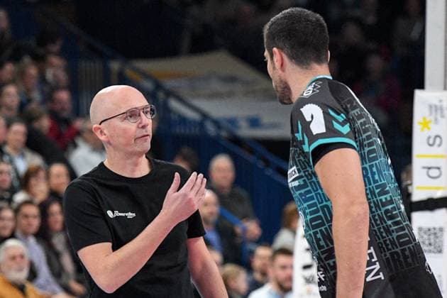 Christophe Achten (Head Coach Powervolleys Düren) im Gespräch mit Michael Andrei (Powervolleys Düren, 11), , 29.12.2024, Düren (Deutschland), Volleyball, 1. Bundesliga Männer, SWD Powervolleys Düren - ASV Dachau