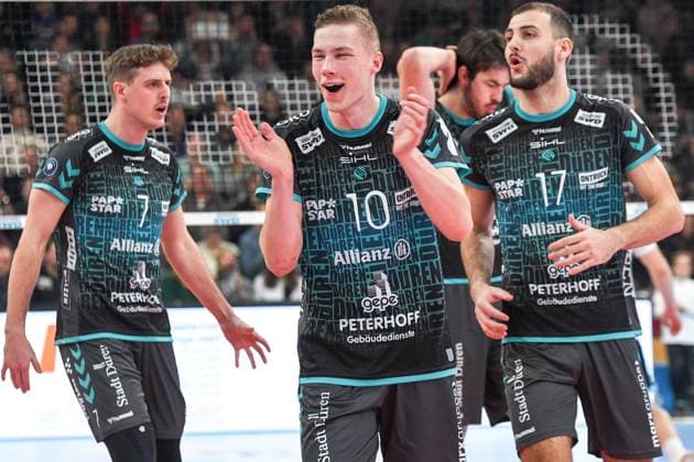 Die Mannschaft der Powervolleys Düren jubeln über einen Punkt, Jubel, celebrate the point, celebration, Action, Aktion, 29.12.2024, Düren (Deutschland), Volleyball, 1. Bundesliga Männer, SWD Powervolleys Düren - ASV Dachau