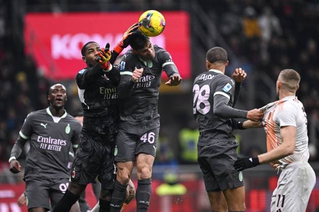 Sport Themen der Woche KW52 Sport Bilder des Tages Mg Milano 29 12 2024 - campionato di calcio serie A Milan-Roma foto Matteo Gribaudi Image nella foto: Mike Peterson Maignan-Matteo Gabbia 