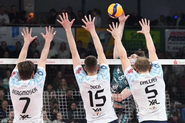 Sport Themen der Woche KW52 Sport Bilder des Tages Fabian Bergmoser (ASV Dachau, 7), Fabian Suck (ASV Dachau, 15), Simon Gallas (ASV Dachau, 5) bei der Blockbildung, Robin Baghdady (Powervolleys Düren, 8) schmettert den Ball, , 29.12.2024, Düren (Deutschland), Volleyball, 1. Bundesliga Männer, SWD Powervolleys Düren - ASV Dachau *** Fabian Bergmoser ASV Dachau, 7 , Fabian Suck ASV Dachau, 15 , Simon Gallas ASV Dachau, 5 during block formation, Robin Baghdady Powervolleys Düren, 8 smashes the ball, , 29 12 2024, Düren Germany , Volleyball, 1 Bundesliga Men, SWD Powervolleys Düren ASV Dachau xmhx