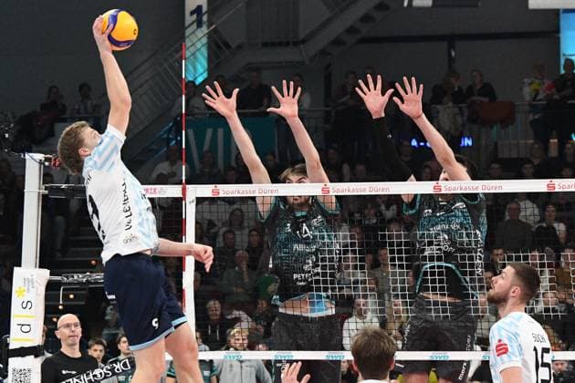 v.li.: Matthew Slivinski (ASV Dachau, 9) schmettert den Ball, 29.12.2024, Düren (Deutschland), Volleyball, 1. Bundesliga Männer, SWD Powervolleys Düren - ASV Dachau