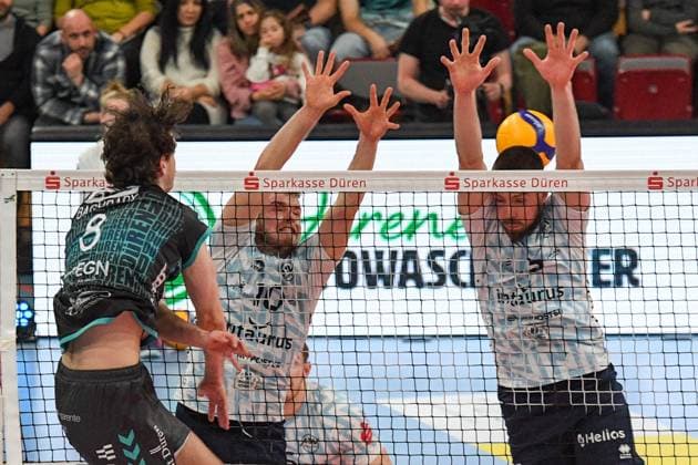v.li.: Robin Baghdady (Powervolleys Düren, 8) schmettert den Ball, Luca Russelmann (ASV Dachau, 10), Simon Gallas (ASV Dachau, 5) mit missglücktem Block. , 29.12.2024, Düren (Deutschland), Volleyball, 1. Bundesliga Männer, SWD Powervolleys Düren - ASV Dachau