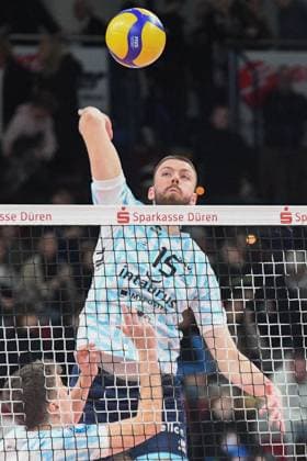 Fabian Suck (ASV Dachau, 15) schmettert den Ball, , 29.12.2024, Düren (Deutschland), Volleyball, 1. Bundesliga Männer, SWD Powervolleys Düren - ASV Dachau xmhx