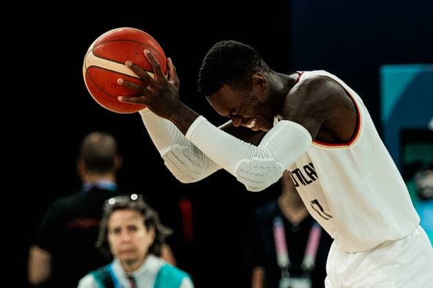 FRA, Paris, Olympischen Spiele Paris 2024, (10.08.2024, Basketball Herren Spiel um Platz 3 Deutschland - Serbien - Bercy Arena) Dennis Schröder (Deutschland, 17) schlägt mit Ball in den Händen die Hände über dem Kopf zusammen nachdem er ein technisches Foul bekommt, frustriert Copyright: HMBxMedia SteffiexWunderl