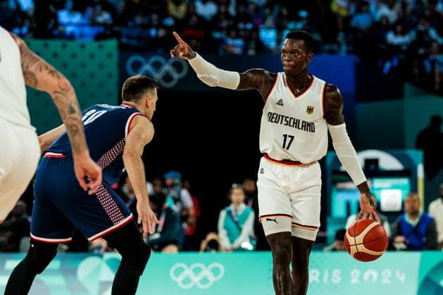 FRA, Paris, Olympischen Spiele Paris 2024, (10.08.2024, Basketball Herren Spiel um Platz 3 Deutschland - Serbien - Bercy Arena) Aleksa Avramovic (Serbien, 30), Dennis Schröder (Deutschland, 17) gestikuliert am Ball Copyright: HMBxMedia SteffiexWunderl