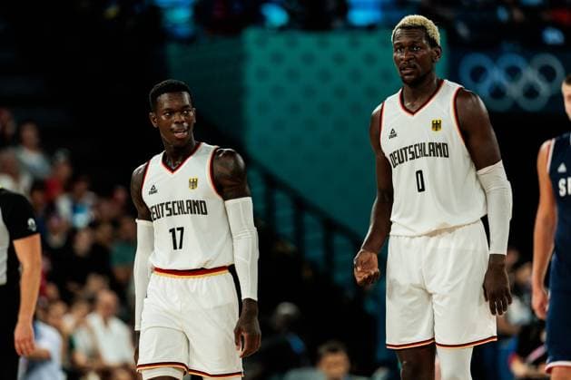 FRA, Paris, Olympischen Spiele Paris 2024, (10.08.2024, Basketball Herren Spiel um Platz 3 Deutschland - Serbien - Bercy Arena) Dennis Schröder (Deutschland, 17), Isaac Bonga (Deutschland, 0) frustriert Copyright: HMBxMedia SteffiexWunderl