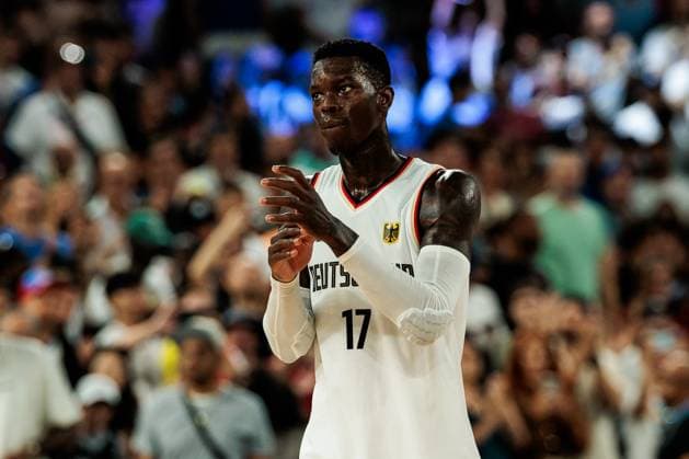 FRA, Paris, Olympischen Spiele Paris 2024, (10.08.2024, Basketball Herren Spiel um Platz 3 Deutschland - Serbien - Bercy Arena) Dennis Schröder (Deutschland, 17) applaudiert Richtung Fans, frustriert, niedergeschlagen, traurig nach der Niederlage Copyright: HMBxMedia SteffiexWunderl