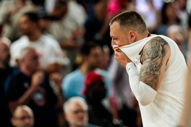 FRA, Paris, Olympischen Spiele Paris 2024, (10.08.2024, Basketball Herren Spiel um Platz 3 Deutschland - Serbien - Bercy Arena) Daniel Theis (Deutschland, 10) frustriert, niedergeschlagen, traurig nach der Niederlage Copyright: HMBxMedia SteffiexWunderl