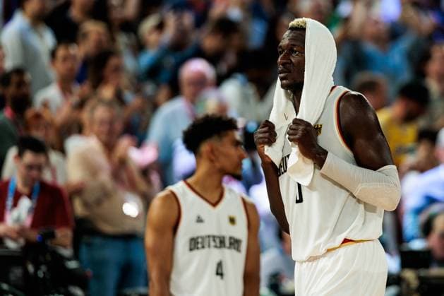 FRA, Paris, Olympischen Spiele Paris 2024, (10.08.2024, Basketball Herren Spiel um Platz 3 Deutschland - Serbien - Bercy Arena) Isaac Bonga (Deutschland, 0) mit Handtuch über dem Kopf, frustriert, traurig, niedergeschlagen nach der Niederlage Copyright: HMBxMedia SteffiexWunderl