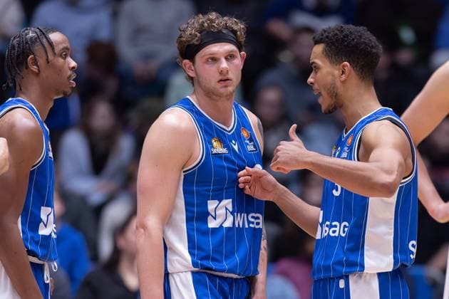 Frankfurt Skyliners - FC Bayern München Basketball, easy-Credit BBL Hinweise von Garai Zeeb (Frankfurt Skyliners, 3) an Booker Coplin (Frankfurt Skyliners, 6). Links Malik Parsons (Frankfurt Skyliners, 0). easyCredit-BBL-Spiel zwischen den Frankfurt Skyliners und dem FC Bayern München Basketball am 29. Dezember 2024 in der Süwag Energie ARENA in Frankfurt am Main., Frankfurt am Main Hessen Deutschland Süwag Energie ARENA