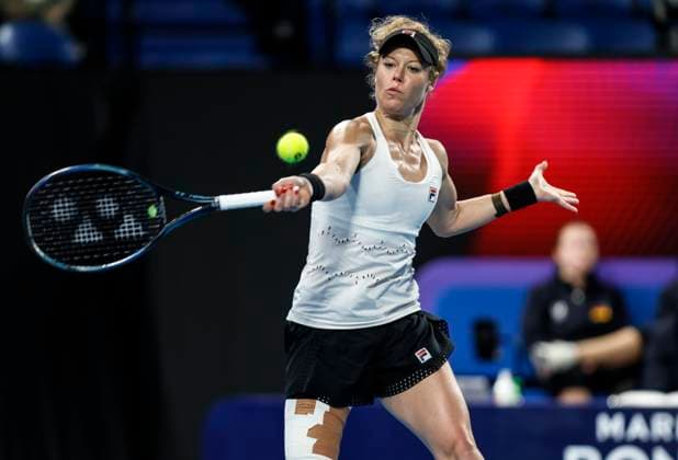 Sport Themen der Woche KW01 Sport Bilder des Tages (241230) -- PERTH, Dec. 30, 2024 -- Laura Siegemund of Germany hits a return during the women s singles match against Gao Xinyu of China in the Group E round robin match between China and Germany at the 2025 United Cup tennis tournament in Perth, Australia, Dec. 30, 2024. ) (SP)AUSTRALIA-PERTH-TENNIS-UNITED CUP-CHN VS GER MaxPing 