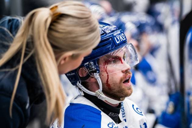 Sport Themen der Woche KW01 Sport Bilder des Tages 241230 Leksands Oskar Lang har ont under ishockeymatchen i SHL mellan Rögle och Leksand den 30 december 2024 i Ängelholm. *** 241230 Leksands Oskar Lang is in pain during the SHL ice hockey match between Rögle and Leksand on December 30, 2024 in Ängelholm  Copyright: NICLASxJÖNSSON BB241230NO044