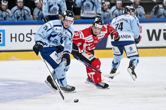 DAVOS, SWITZERLAND - DECEMBER 30: Elis Hede of Straubing Tigers L) against Manix Landry of Team Canada R) during the Spengler Cup Davos Semifinals match between Team Canada and Straubing Tigers at Eisstadion Davos on December 30, 2024 in Davos, Switzerland. Davos Eisstadion Davos Graubunden Switzerland Copyright: xJustPictures.ch AndreaxBrancax jp-en-EuSpIm-SpenglerCup_Canada_01479