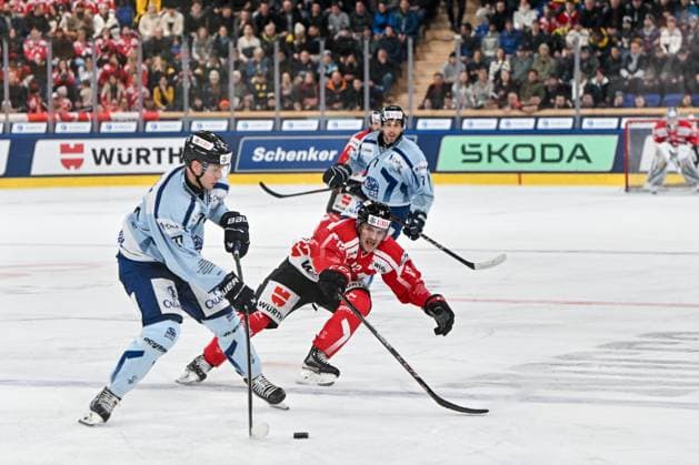DAVOS, SWITZERLAND - DECEMBER 30: Noel Hoefenmayer of Team Canada R) against Nelson Nogier of Straubing Tigers L) during the Spengler Cup Davos Semifinals match between Team Canada and Straubing Tigers at Eisstadion Davos on December 30, 2024 in Davos, Switzerland. Davos Eisstadion Davos Graubunden Switzerland Copyright: xJustPictures.ch AndreaxBrancax jp-en-EuSpIm-SpenglerCup_Canada_01480