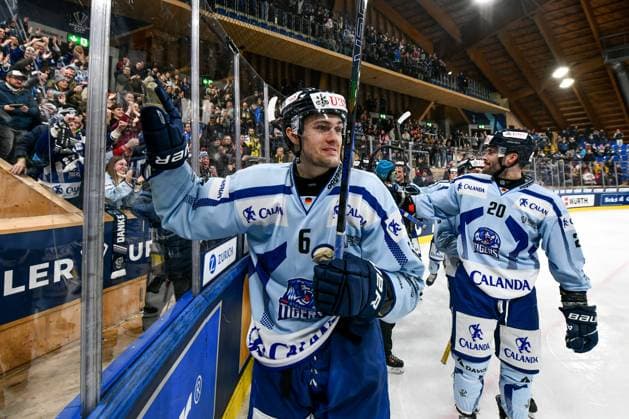 DAVOS, SWITZERLAND - DECEMBER 30: Alexander Green of Straubing Tigers L) celebrates with his teammates after winning during the Spengler Cup Davos Semifinals match between Team Canada and Straubing Tigers at Eisstadion Davos on December 30, 2024 in Davos, Switzerland. Davos Eisstadion Davos Graubunden Switzerland Copyright: xJustPictures.ch AndreaxBrancax jp-en-EuSpIm-SpenglerCup_Canada_01487