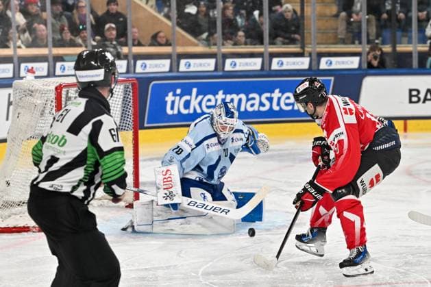 DAVOS, SWITZERLAND - DECEMBER 30: goalkeeper Zane McIntyre of Straubing Tigers L) in action during the Spengler Cup Davos Semifinals match between Team Canada and Straubing Tigers at Eisstadion Davos on December 30, 2024 in Davos, Switzerland. Davos Eisstadion Davos Graubunden Switzerland Copyright: xJustPictures.ch AndreaxBrancax jp-en-EuSpIm-SpenglerCup_Canada_01491