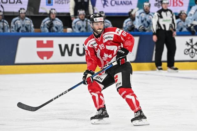 DAVOS, SWITZERLAND - DECEMBER 30: Sam Gagner of Team Canada during the Spengler Cup Davos Semifinals match between Team Canada and Straubing Tigers at Eisstadion Davos on December 30, 2024 in Davos, Switzerland. Davos Eisstadion Davos Graubunden Switzerland Copyright: xJustPictures.ch AndreaxBrancax jp-en-EuSpIm-SpenglerCup_Canada_01500