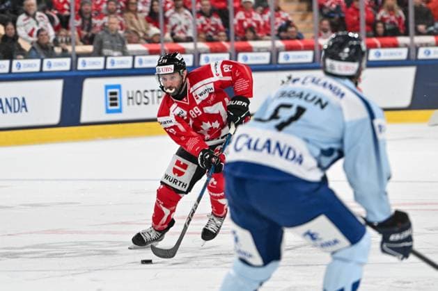 DAVOS, SWITZERLAND - DECEMBER 30: Sam Gagner of Team Canada L) in action during the Spengler Cup Davos Semifinals match between Team Canada and Straubing Tigers at Eisstadion Davos on December 30, 2024 in Davos, Switzerland. Davos Eisstadion Davos Graubunden Switzerland Copyright: xJustPictures.ch AndreaxBrancax jp-en-EuSpIm-SpenglerCup_Canada_01501