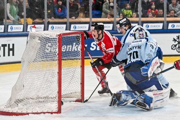DAVOS, SWITZERLAND - DECEMBER 30: Daniel Carr of Team Canada L) scores his goal against goalkeeper Zane McIntyre of Straubing Tigers R) during the Spengler Cup Davos Semifinals match between Team Canada and Straubing Tigers at Eisstadion Davos on December 30, 2024 in Davos, Switzerland. Davos Eisstadion Davos Graubunden Switzerland Copyright: xJustPictures.ch AndreaxBrancax jp-en-EuSpIm-SpenglerCup_Canada_01503