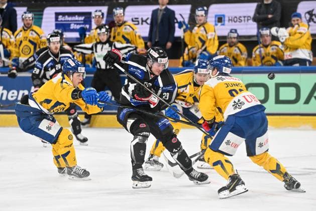 DAVOS, SWITZERLAND - DECEMBER 30: Jakob Lilja of HC Fribourg-Gotteron C) against Sven Jung R) and Simon Knak of HC Davos L) during the Spengler Cup Davos Semifinals match between Team Canada and Straubing Tigers at Eisstadion Davos on December 30, 2024 in Davos, Switzerland. Davos Eisstadion Davos Graubunden Switzerland Copyright: xJustPictures.ch AndreaxBrancax jp-en-EuSpIm-AB_30122024_AAB_3569