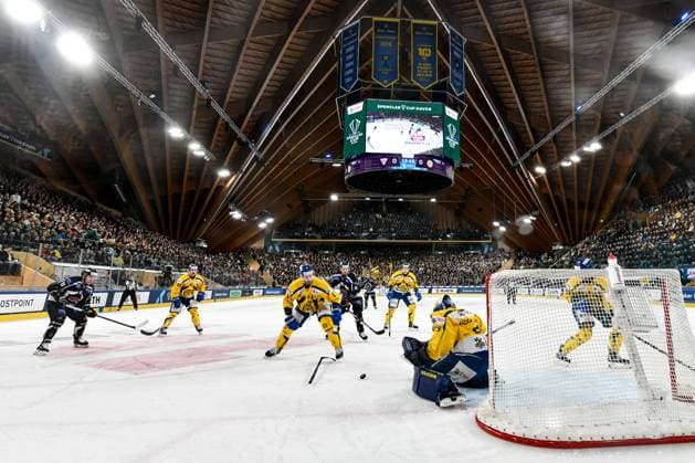 DAVOS, SWITZERLAND - DECEMBER 30: goalkeeper Sandro Aeschlimann of HC Davos in action during the Spengler Cup Davos Semifinals match between Team Canada and Straubing Tigers at Eisstadion Davos on December 30, 2024 in Davos, Switzerland. Davos Eisstadion Davos Graubunden Switzerland Copyright: xJustPictures.ch AndreaxBrancax jp-en-EuSpIm-AB_30122024_DSC_3313