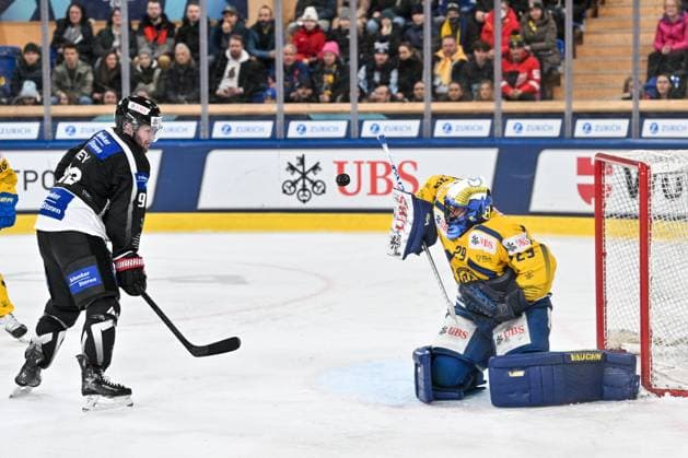DAVOS, SWITZERLAND - DECEMBER 30: goalkeeper Sandro Aeschlimann of HC Davos R) against Linden Vey of HC Fribourg-Gotteron L) during the Spengler Cup Davos Semifinals match between Team Canada and Straubing Tigers at Eisstadion Davos on December 30, 2024 in Davos, Switzerland. Davos Eisstadion Davos Graubunden Switzerland Copyright: xJustPictures.ch AndreaxBrancax jp-en-EuSpIm-AB_30122024_AAB_3434