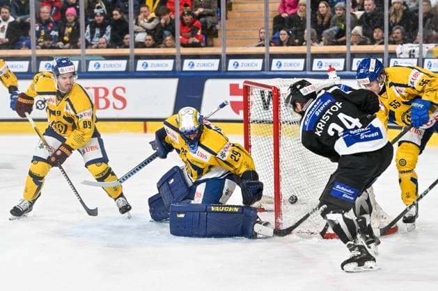 DAVOS, SWITZERLAND - DECEMBER 30: goalkeeper Sandro Aeschlimann of HC Davos C) and Oula Palve of HC Davos L) against Michal Kristof of HC Fribourg-Gotteron R) during the Spengler Cup Davos Semifinals match between Team Canada and Straubing Tigers at Eisstadion Davos on December 30, 2024 in Davos, Switzerland. Davos Eisstadion Davos Graubunden Switzerland Copyright: xJustPictures.ch AndreaxBrancax jp-en-EuSpIm-AB_30122024_AAB_3669