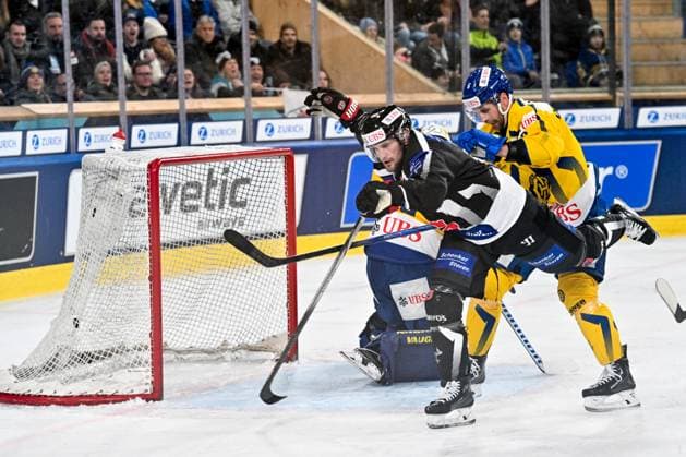 DAVOS, SWITZERLAND - DECEMBER 30: Linden Vey of HC Fribourg-Gotteron L) against Klas Dahlbeck of HC Davos R) during the Spengler Cup Davos Semifinals match between Team Canada and Straubing Tigers at Eisstadion Davos on December 30, 2024 in Davos, Switzerland. Davos Eisstadion Davos Graubunden Switzerland Copyright: xJustPictures.ch AndreaxBrancax jp-en-EuSpIm-AB_30122024_AAB_3299