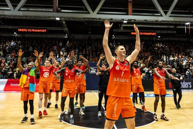 easyCredit Basketball Bundesliga, BBL, Saison 2024 2025, Herren. 30.12.2024, Niners Chemnitz - Syntainics MBC, Jonas Richter (Niners Chemnitz, No 7) bedankt sich bei den Fans mit dem Team Copyright. Alexander Trienitz.