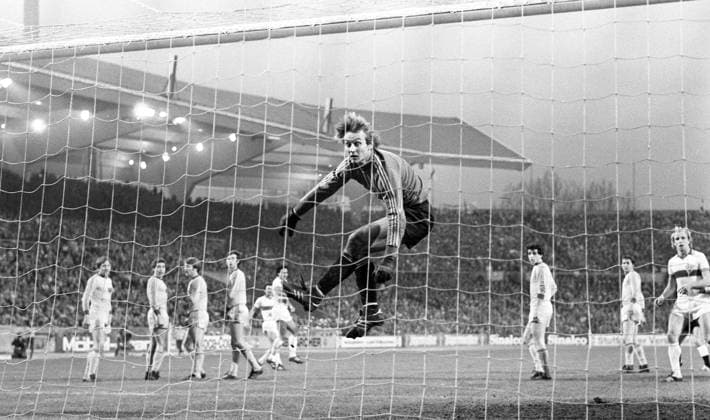 22.11.78 VfB Stuttgart - ASVS Dukla Prag Deutschland, Stuttgart, 22.11.1978, Fussball, UEFA-Pokal, VfB Stuttgart - ASVS Dukla Prag (4:1): Karl Stromsik (ASVS Dukla Prag).