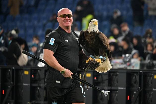 Foto IPP Felice De Martino Roma 28 12 2024 Calcio Campionato serie A 2024-2025 Lazio - Atalanta Nella foto: l aquila Olimpia con il suo istruttore, il falconiere Juan Bernabe Italy Photo Press World Copyright Roma italy Italia ITALY  Copyright: xR4924_italyphotopressx