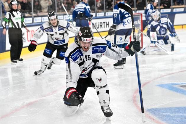 Sport Themen der Woche KW01 Sport Bilder des Tages DAVOS, SWITZERLAND - DECEMBER 31: Jacob De la Rose of HC Fribourg-Gotteron celebrates his goal during the Spengler Cup Davos final match between Straubing Tigers and Fribourg-GottÃ ron at Eisstadion Davos on December 31, 2024 in Davos, Switzerland. Davos Eisstadion Davos Graubunden Switzerland *** DAVOS, SWITZERLAND DECEMBER 31 Jacob De la Rose of HC Fribourg Gotteron celebrates his goal during the Spengler Cup Davos final match between Straubing Tigers and Fribourg GottÃ ron at Eisstadion Davos on December 31, 2024 in Davos, Switzerland Davos Eisstadion Davos Graubunden Switzerland Copyright: xJustPictures.ch AndreaxBrancax jp-en-EuSpIm-AB_31122024_AAB_4993