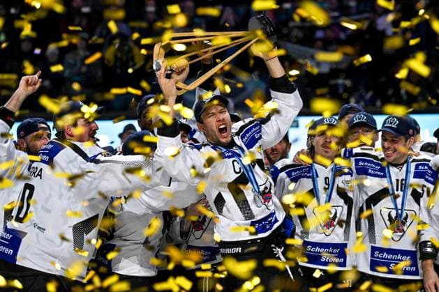 Sport Themen der Woche KW01 Sport Bilder des Tages DAVOS, SWITZERLAND - DECEMBER 31: Julien Sprunger of HC Fribourg-Gotteron raises the trophy after winning during the Spengler Cup Davos final match between Straubing Tigers and Fribourg-GottÃ ron at Eisstadion Davos on December 31, 2024 in Davos, Switzerland. Davos Eisstadion Davos Graubunden Switzerland *** DAVOS, SWITZERLAND DECEMBER 31 Julien Sprunger of HC Fribourg Gotteron raises the trophy after winning during the Spengler Cup Davos final match between Straubing Tigers and Fribourg GottÃ ron at Eisstadion Davos on December 31, 2024 in Davos, Switzerland Davos Eisstadion Davos Graubunden Switzerland Copyright: xJustPictures.ch AndreaxBrancax jp-en-EuSpIm-AB_31122024_AAB_6130