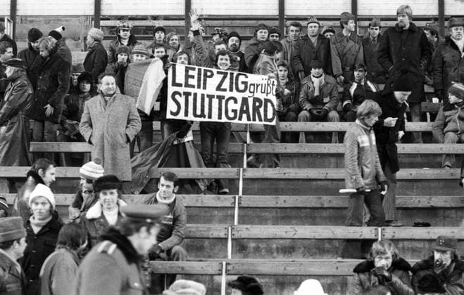 Archivbilder der Woche SPORT KW01 06.12.78 ASVS Dukla Prag - VfB Stuttgart Tschecheslowakei, Prag, 06.12.1978, Fussball, UEFA-Pokal, ASVS Dukla Prag - VfB Stuttgart (4:0): Fans Plakat Leipzig grüsst Stuttgard. *** 06 12 78 ASVS Dukla Prague VfB Stuttgart Czechoslovakia, Prague, 06 12 1978, Football, UEFA Cup, ASVS Dukla Prague VfB Stuttgart 4 0 Fans Poster Leipzig greets Stuttgart